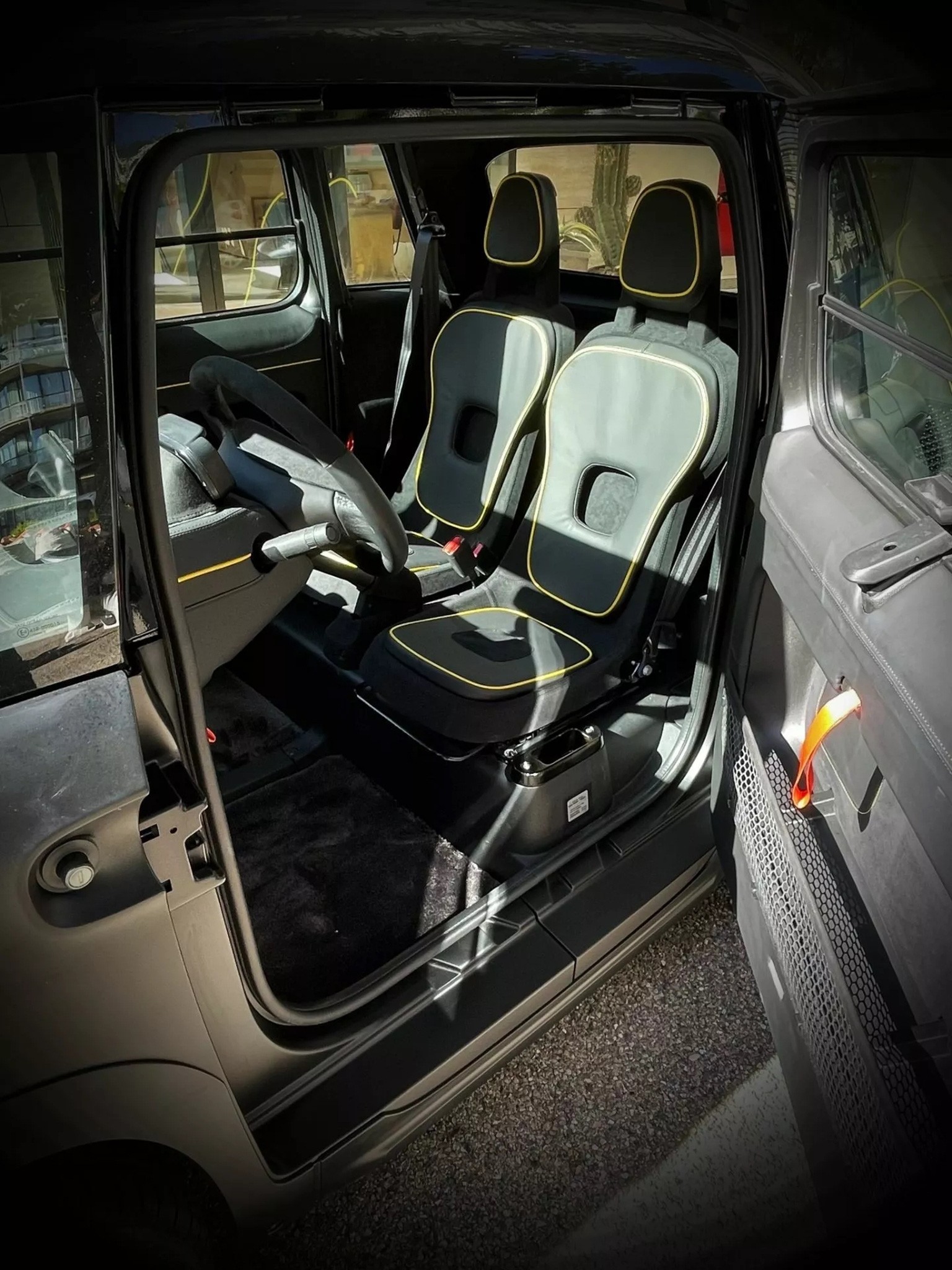 Khu vực bảng điều khiển và cần số đã thay đổi trên xe ô tô tí hon Citroen Ami độ