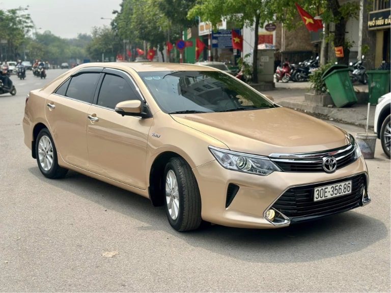 Xe ô tô sau khi dán decal đổi màu đẹp mắt