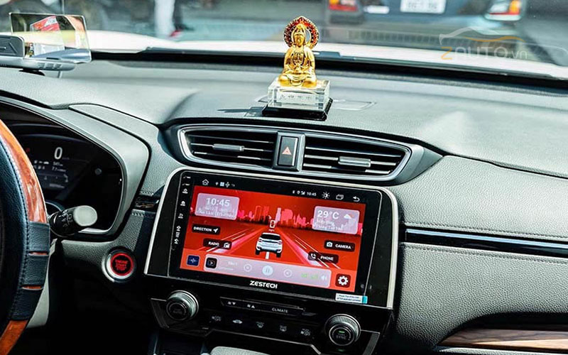 Nội thất xe ô tô với màn hình Android lớn hiển thị bản đồ định vị GPS