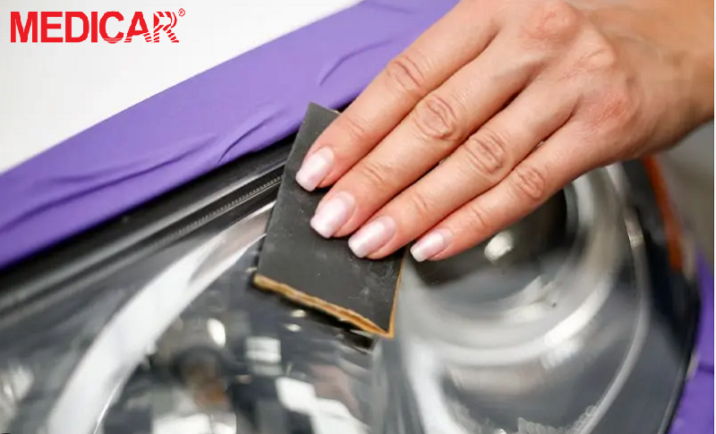 Đánh bóng bóng đèn xe ô tô bằng giấy nhám chuyên dụng