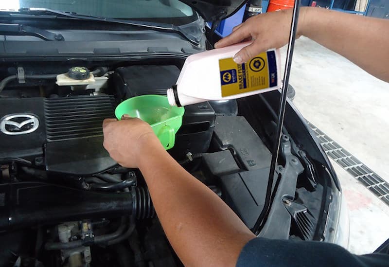 Thay dầu côn định kỳ giúp hệ thống ly hợp hoạt động trơn tru