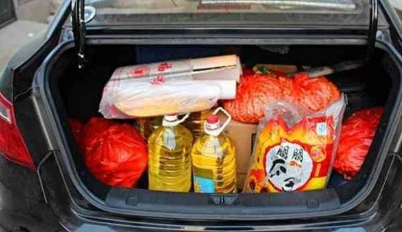Khoang chứa đồ ô tô cốp to