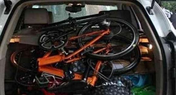 Tác động của đồ nặng lên xe ô tô cốp to