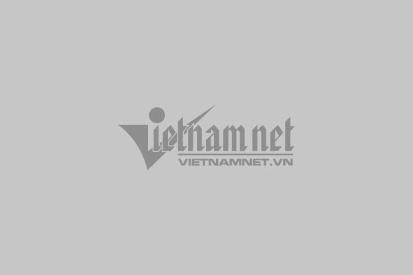 Xe ô tô mui trần Chevrolet Corvette Z06 màu xanh đỗ ở bãi đất trống