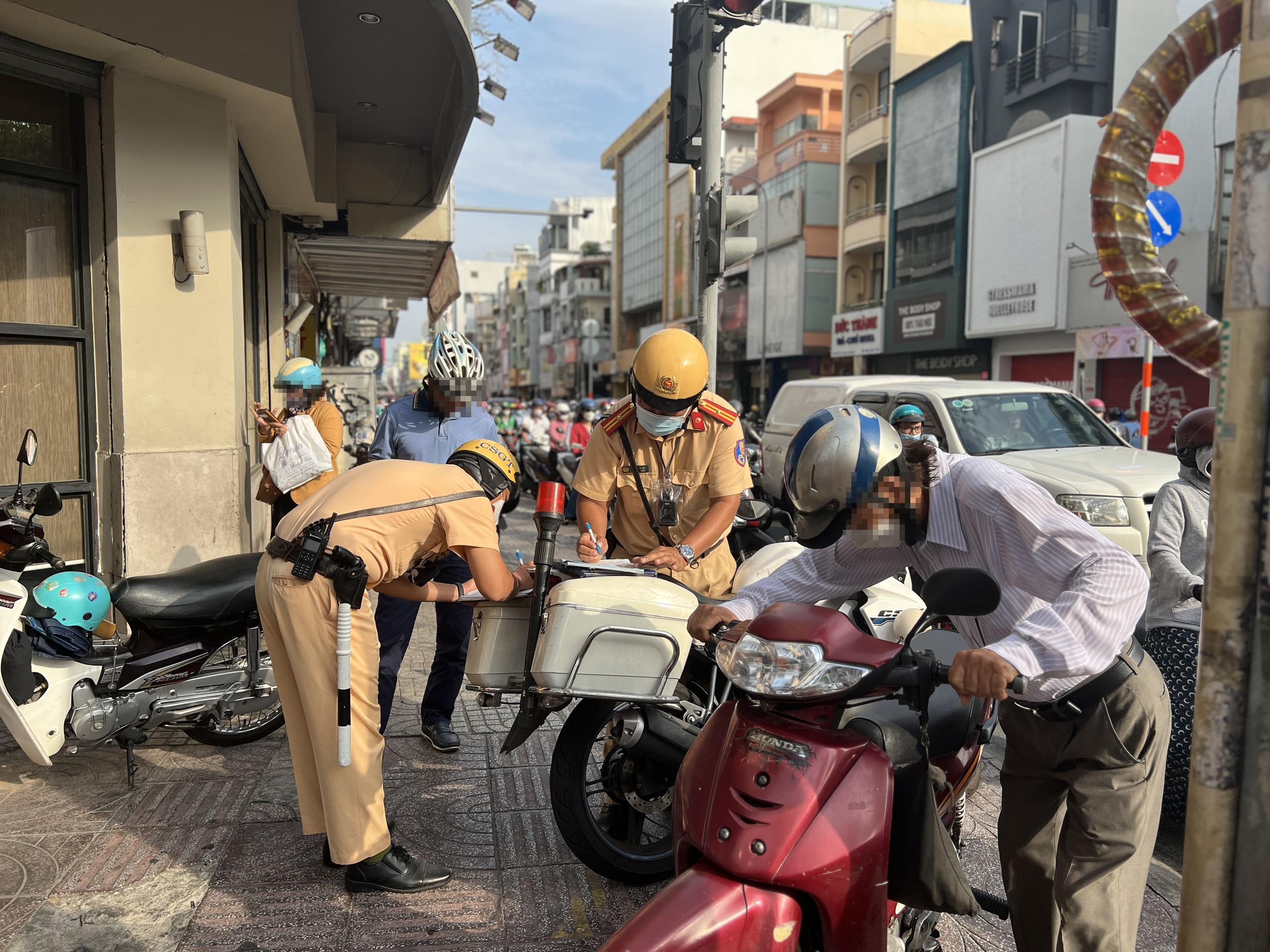 Phạt đỗ xe ô tô nơi có biển cấm đỗ