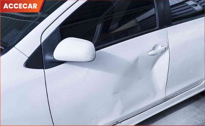 ảnh cửa xe ô tô bị móp cho thấy vết lõm rõ ràng