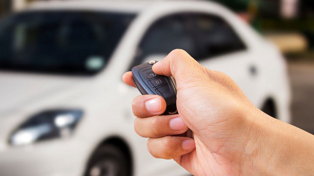 Chìa khóa ô tô hết pin có thể khiến cửa xe bị kẹt