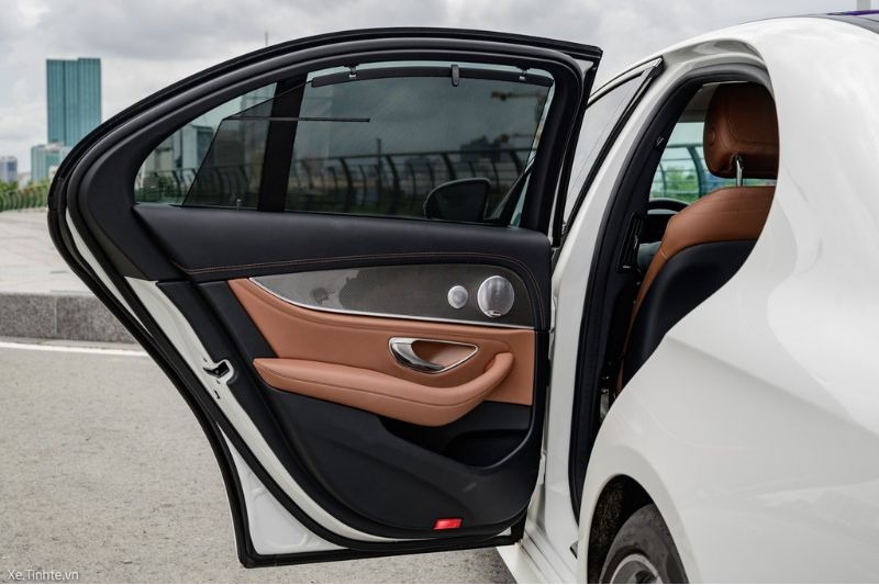 Cửa xe ô tô đóng không êm và các bộ phận liên quan