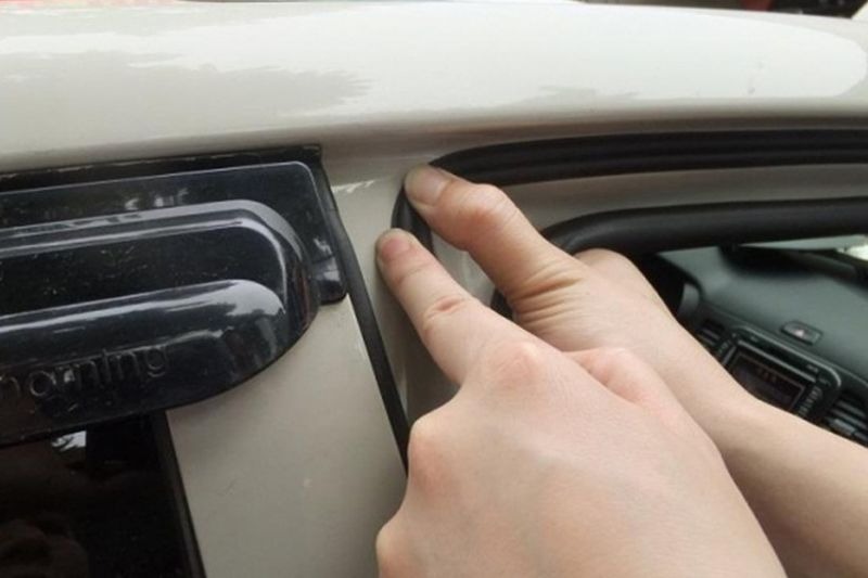Bôi trơn bản lề cửa xe ô tô