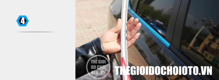 Bóc băng dính và dán cuộn nẹp lên xe