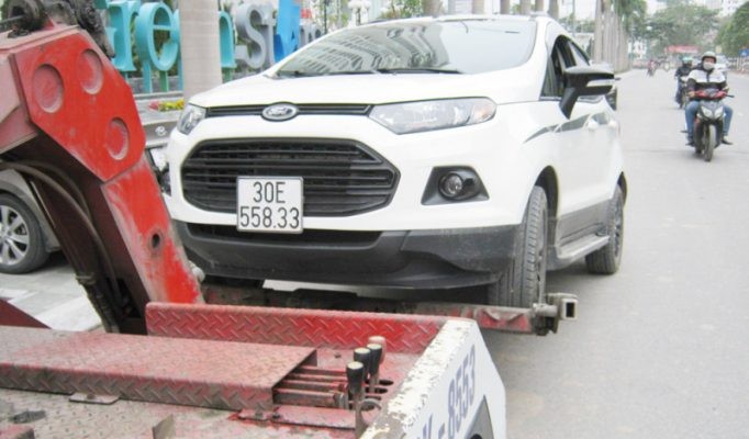 Trung tâm cứu hộ xe ô tô đang hỗ trợ phương tiện gặp sự cố trên đường