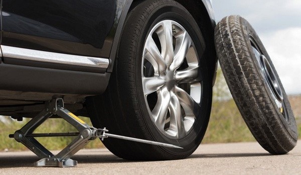 Xe ô tô được cứu hộ lốp tại Đà Nẵng