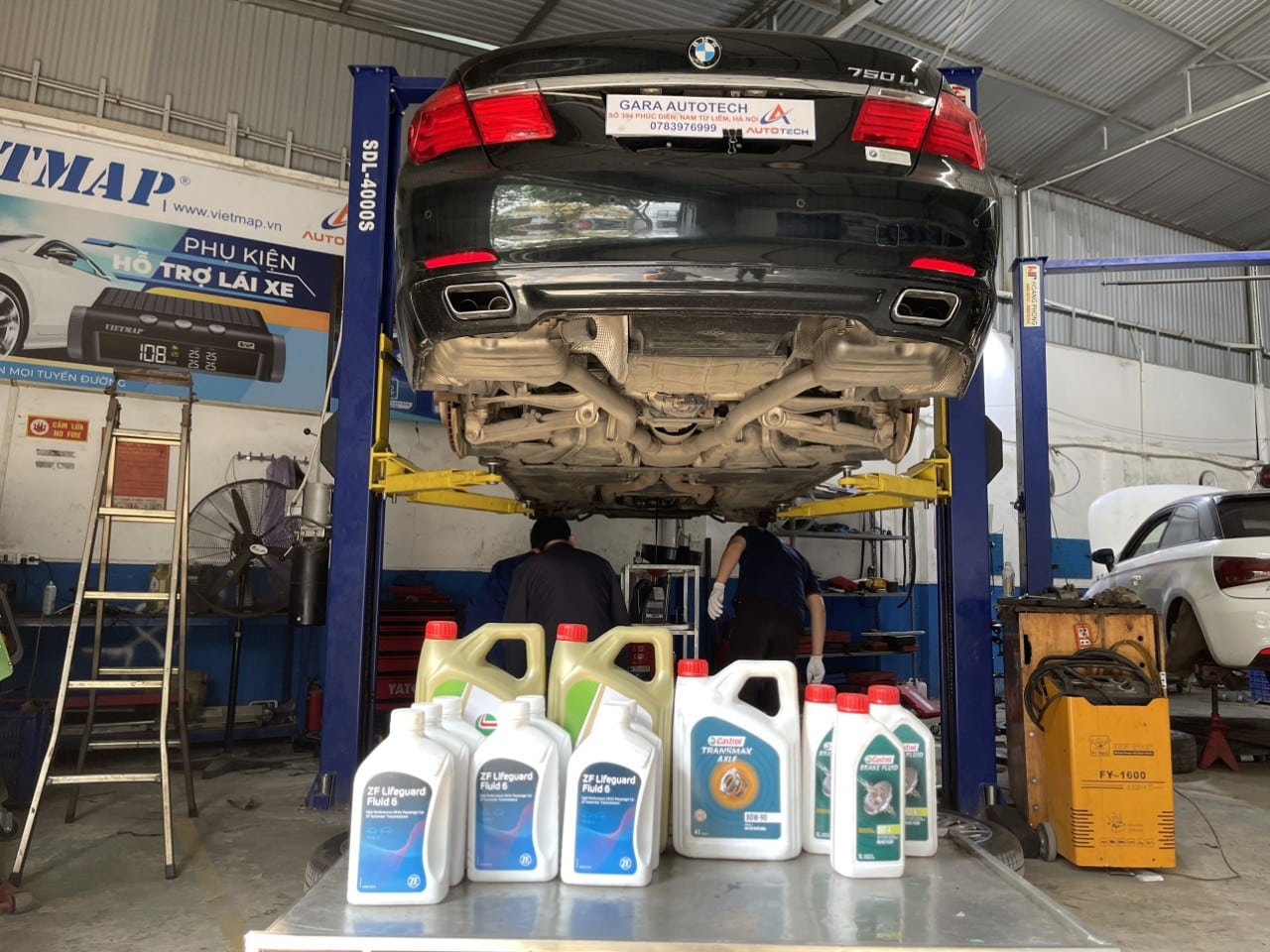 Kỹ thuật viên kiểm tra động cơ ô tô tại gara Auto24h Đông Anh