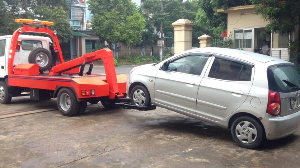 Xe cứu hộ đang kéo xe ô tô gặp tai nạn trên đường