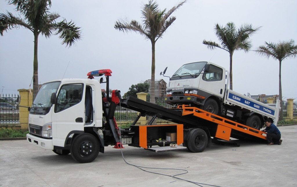 Kỹ thuật viên Khôi Nguyên Workshop đang kiểm tra xe bị hỏng