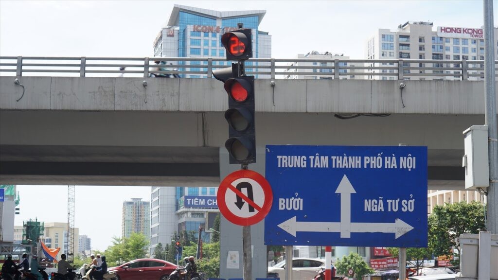 Xe ô tô quay đầu khi đèn đỏ