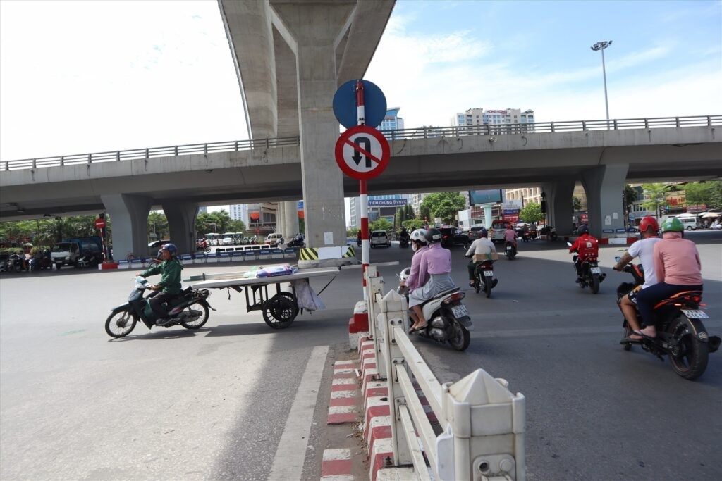 Quay đầu xe tại khu vực có biển báo cấm quay đầu