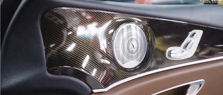 Dán carbon xe ô tô tăng thẩm mỹ và bảo vệ bề mặt