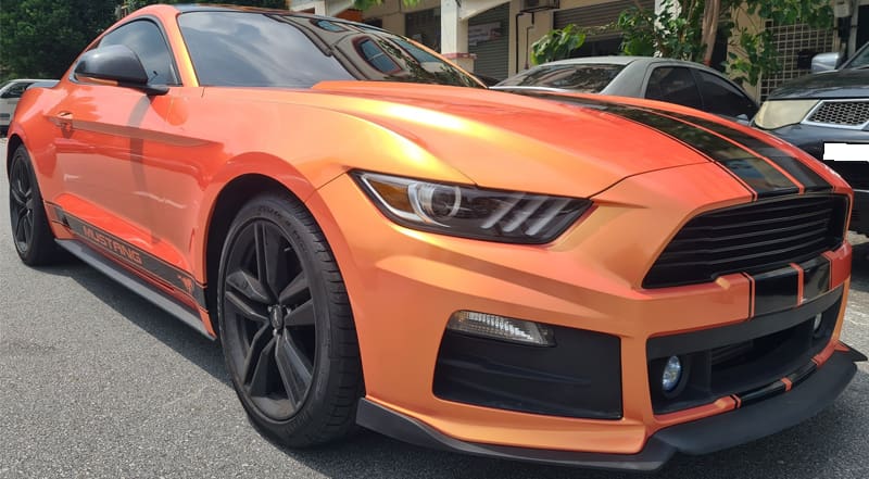 Xe Ford Mustang với decal sọc, thông tin dán decal xe ô tô có bị phạt không