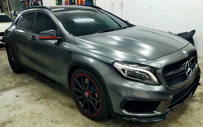 Xe Mercedes đang được dán decal ở gara chuyên nghiệp, địa chỉ dán decal xe ô tô uy tín