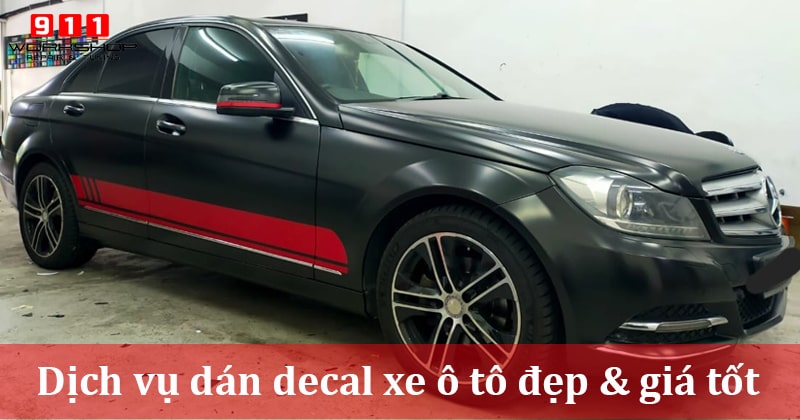 Xe ô tô màu đỏ đang được dán decal, minh họa dịch vụ dán decal xe ô tô