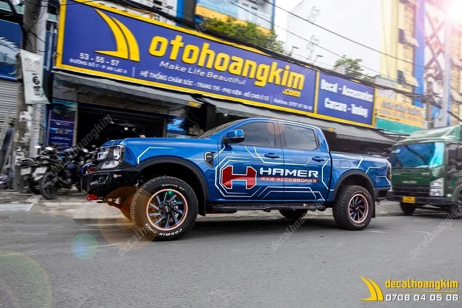 Dán decal phản quang cho mâm xe, một yếu tố trong báo giá mâm xe ô tô