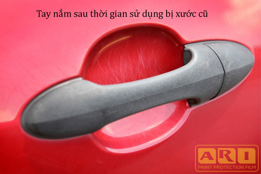 Hõm tay nắm cửa xe ô tô bị trầy xước nặng do không được bảo vệ