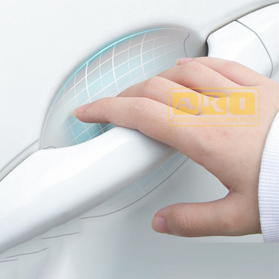 Kiểm tra lớp phim PPF sau khi dán lên hõm tay nắm cửa xe ô tô