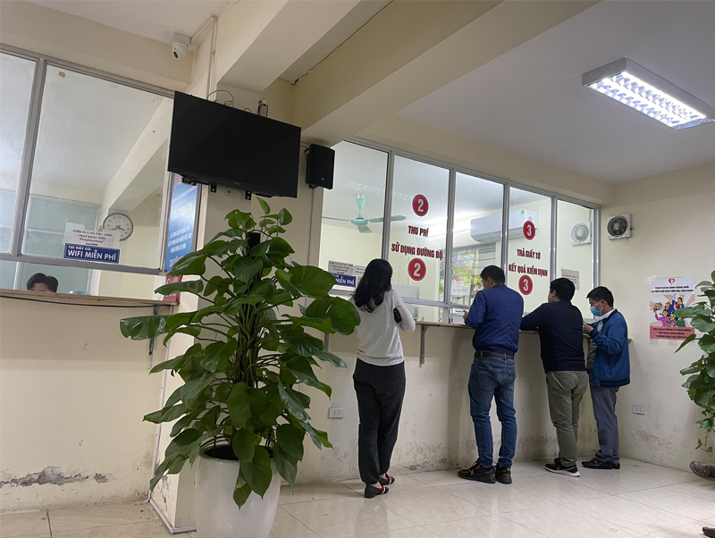 Nộp giấy tờ làm thủ tục tại phòng chờ trung tâm đăng kiểm gồm