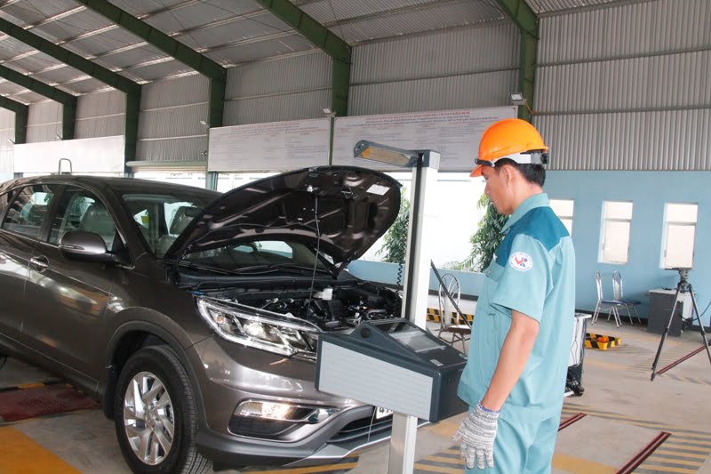 Xe ô tô đang được đăng kiểm tại trạm kiểm định Hà Nội