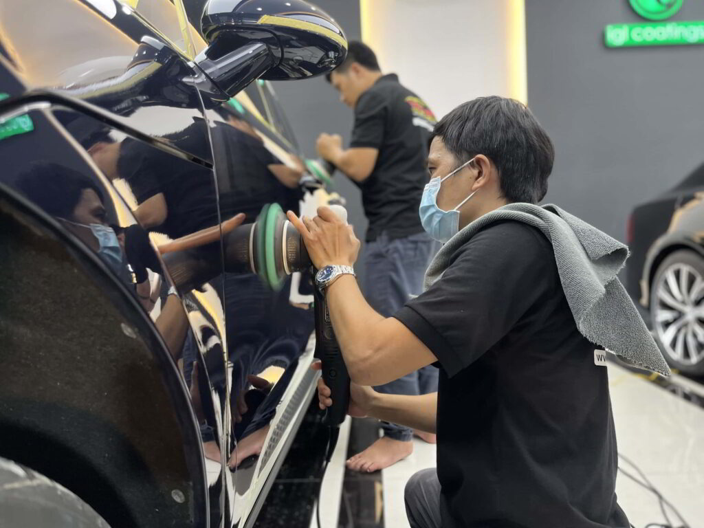 Bề mặt sơn xe ô tô sau khi đánh bóng