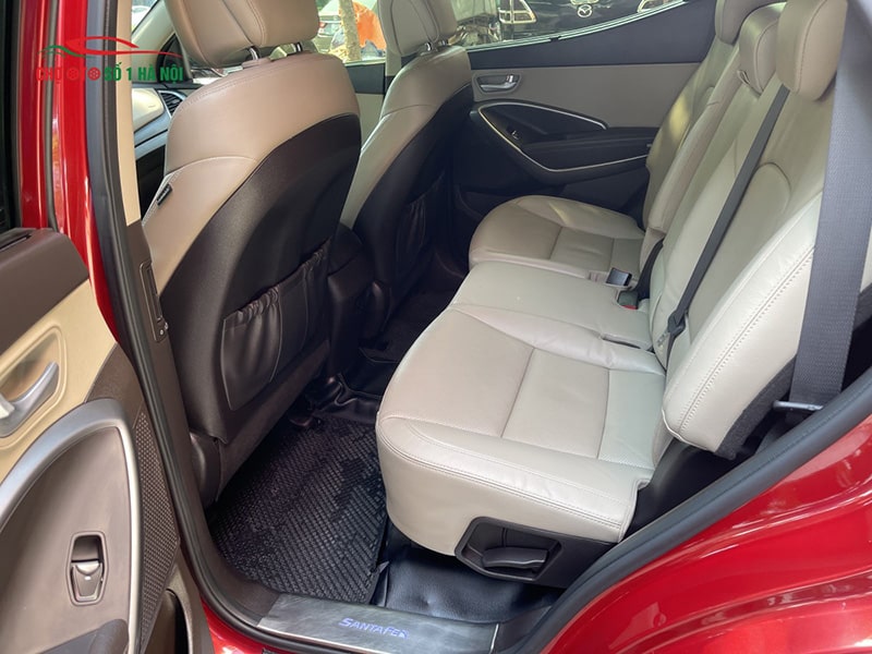 Không gian hàng ghế sau rộng rãi của xe Hyundai Santa Fe 2017 bản Full, thể hiện sự thoải mái.