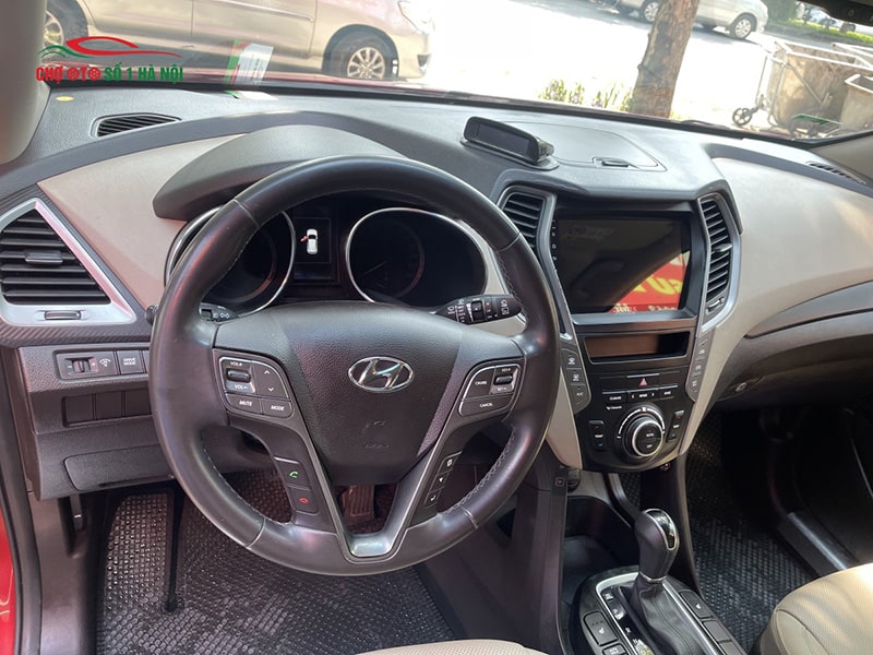 Chi tiết các tiện ích và tính năng an toàn trên Hyundai Santa Fe 2017 bản Full, như màn hình và nút điều khiển.
