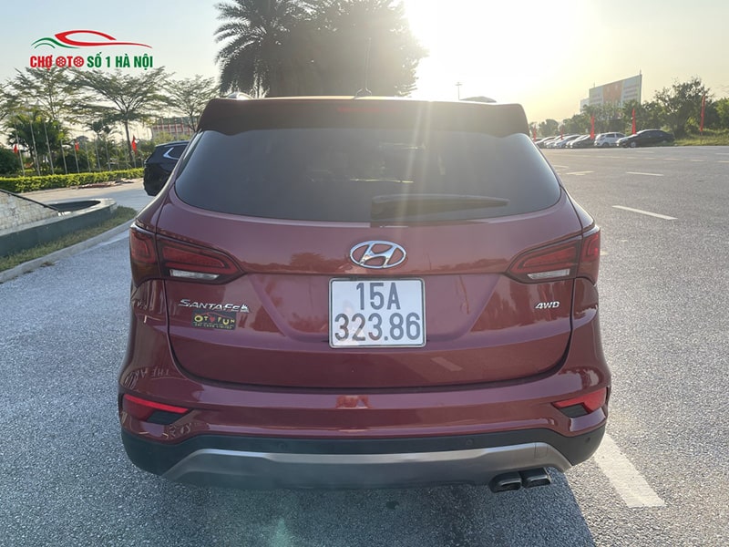 Phần đuôi xe Hyundai Santa Fe 2017 bản Full, nổi bật với cụm đèn hậu LED uốn lượn.