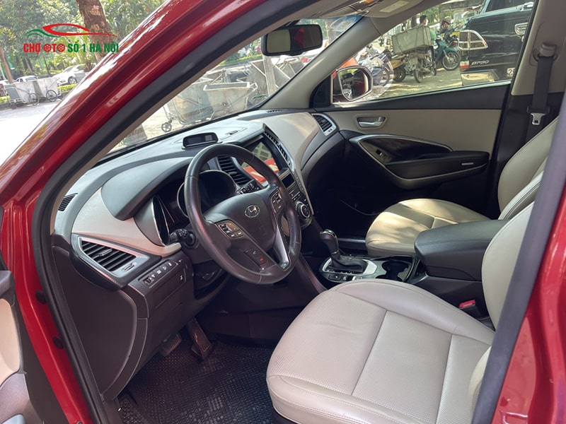 Khoang lái Hyundai Santa Fe 2017 bản Full, hiển thị bảng điều khiển đối xứng và ghế bọc da.