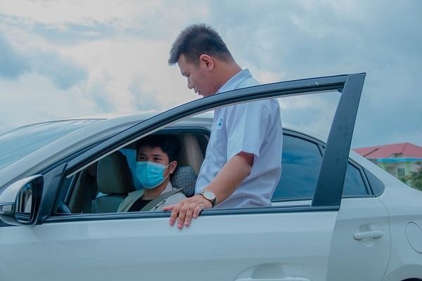 Giáo viên hướng dẫn thực hành 1 kèm 1 cho học viên