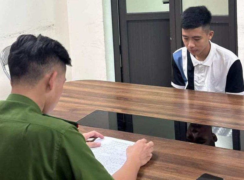 Nghi phạm vụ đập vỡ kính xe ô tô bị dẫn giải về cơ quan công an