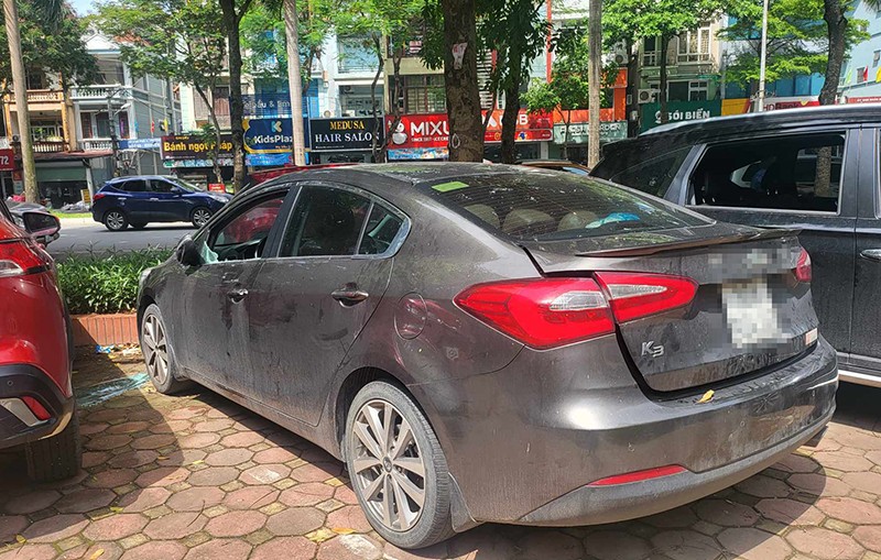 Hiện trường nhiều xe ô tô bị đập vỡ kính tại khu đô thị Văn Quán