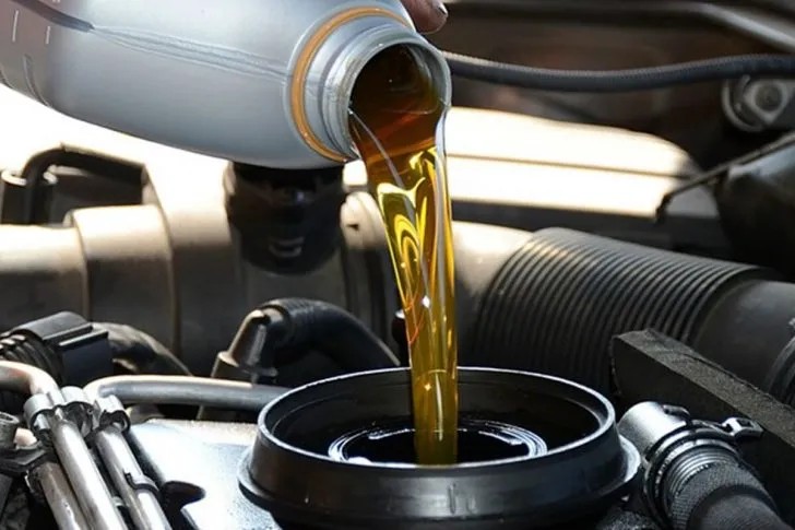 Dùng nhớt xe máy cho ô tô: Hậu quả không lường