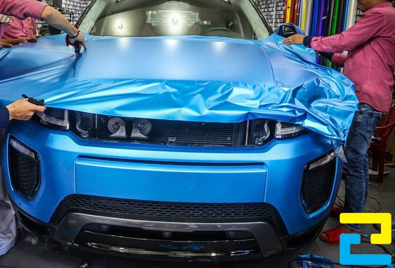 Thợ đang dán decal đổi màu toàn bộ xe ô tô chuyên nghiệp