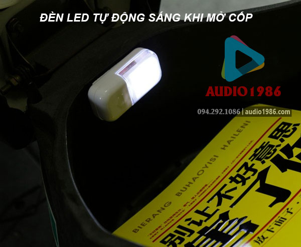 Lắp đặt nam châm cảm biến đèn cốp xe