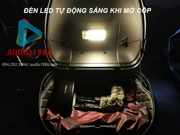 Vị trí dán đèn cảm ứng trong cốp xe