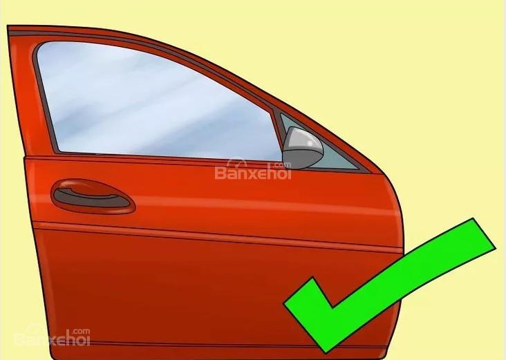 Kiểm tra bản lề cửa xe ô tô mới