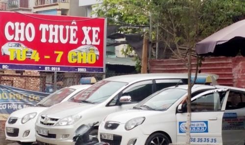 Xe ô tô xếp hàng chờ cho thuê dịp Tết Nguyên đán