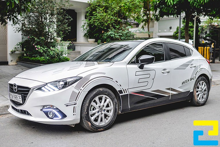 Xe ô tô dán tem ghép dán sườn thể hiện phong cách riêng