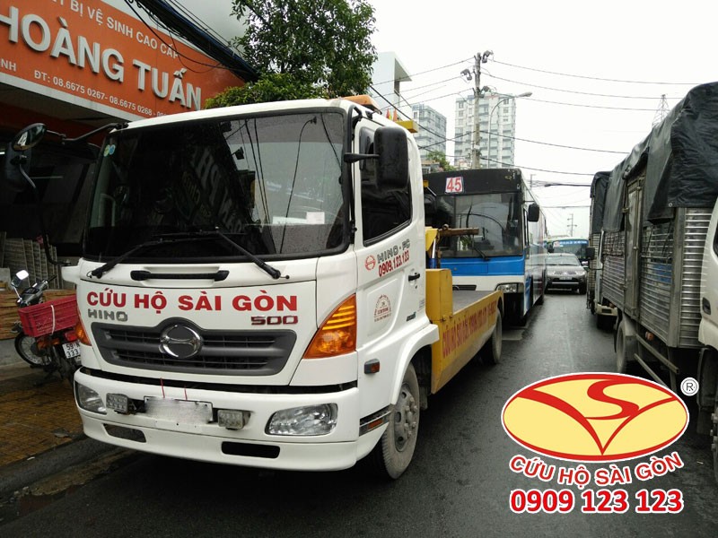 Xe cứu hộ đang kéo một chiếc ô tô