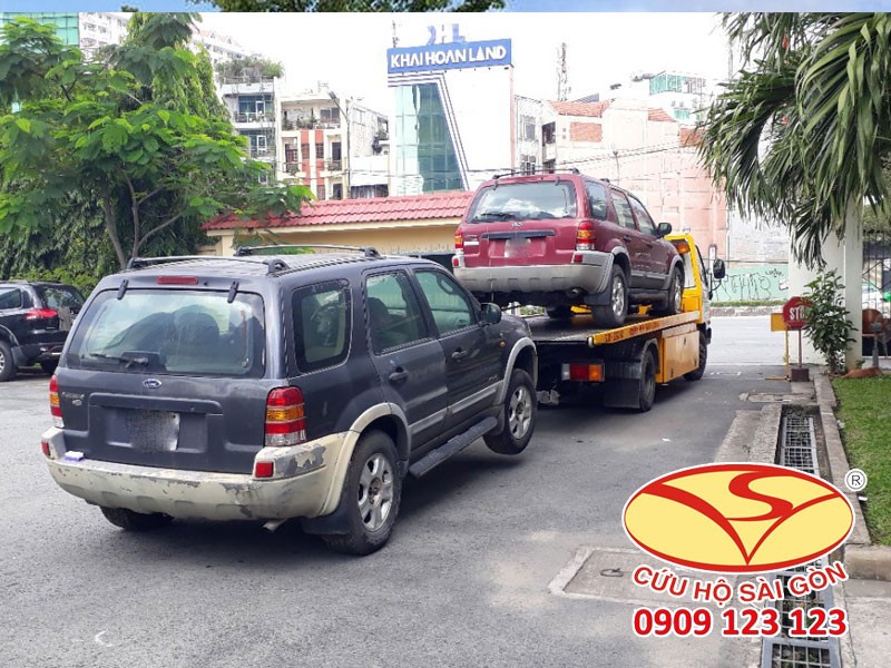 Xe cứu hộ đang kéo xe trên đường cao tốc