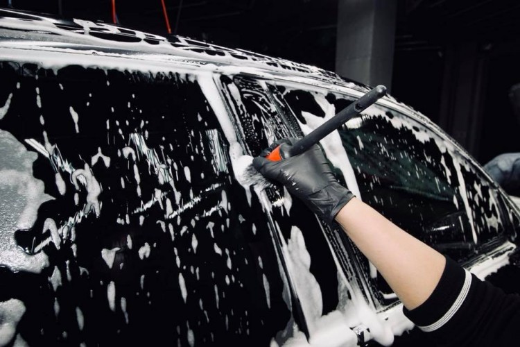 Hình ảnh rửa xe ô tô làm sạch ngoại thất