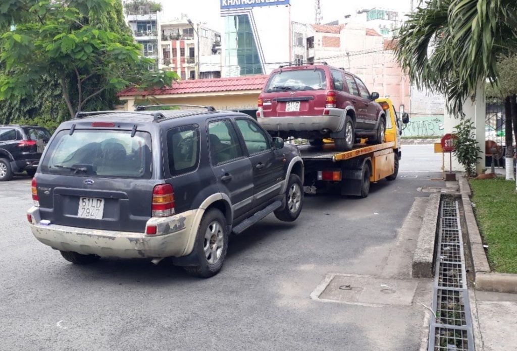 Xe cứu hộ chuyên dụng đang hỗ trợ một xe ô tô gặp sự cố