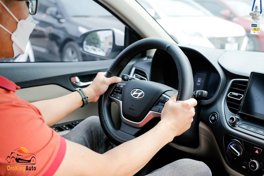 Điều chỉnh vô lăng về vị trí thẳng trước khi tắt máy